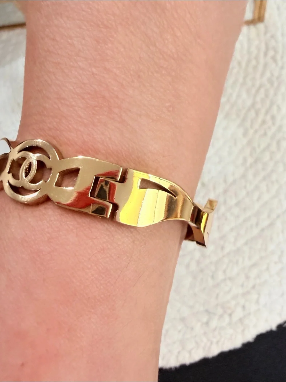 Gold & White Enamel Interlocking Openwork Bracelet | Fashion Jewelry | Size 6.5